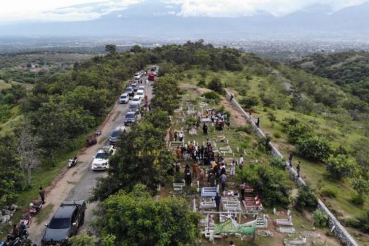 Foto Udara Lokasi Pemakaman Massal bagi korban bencana alam gempa bumi 2018 di Tempat Pemakaman Umum (TPU) Poboya Indah dengan latar Kota Palu di kejauhan. Senin (28/9/2020) 
