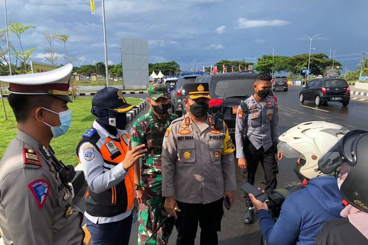 Kapolres Lombok Tengah AKBP Hery Indra Cahyono saat mengecek penyekatan terhadap kendaraan yang akan masuk menuju Sirkuit Mandalika.