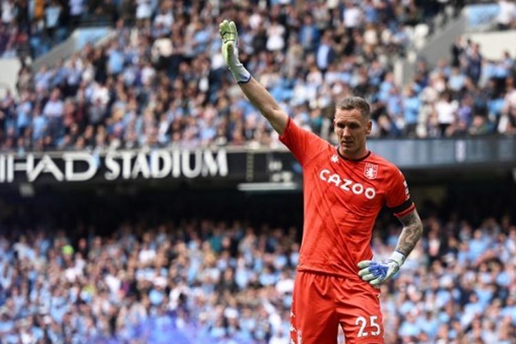 Kiper Aston Villa, Robin Olsen, dilempar smoke bomb oleh suporter Manchester City di Stadion Etihad pada Minggu (22/5/2022).