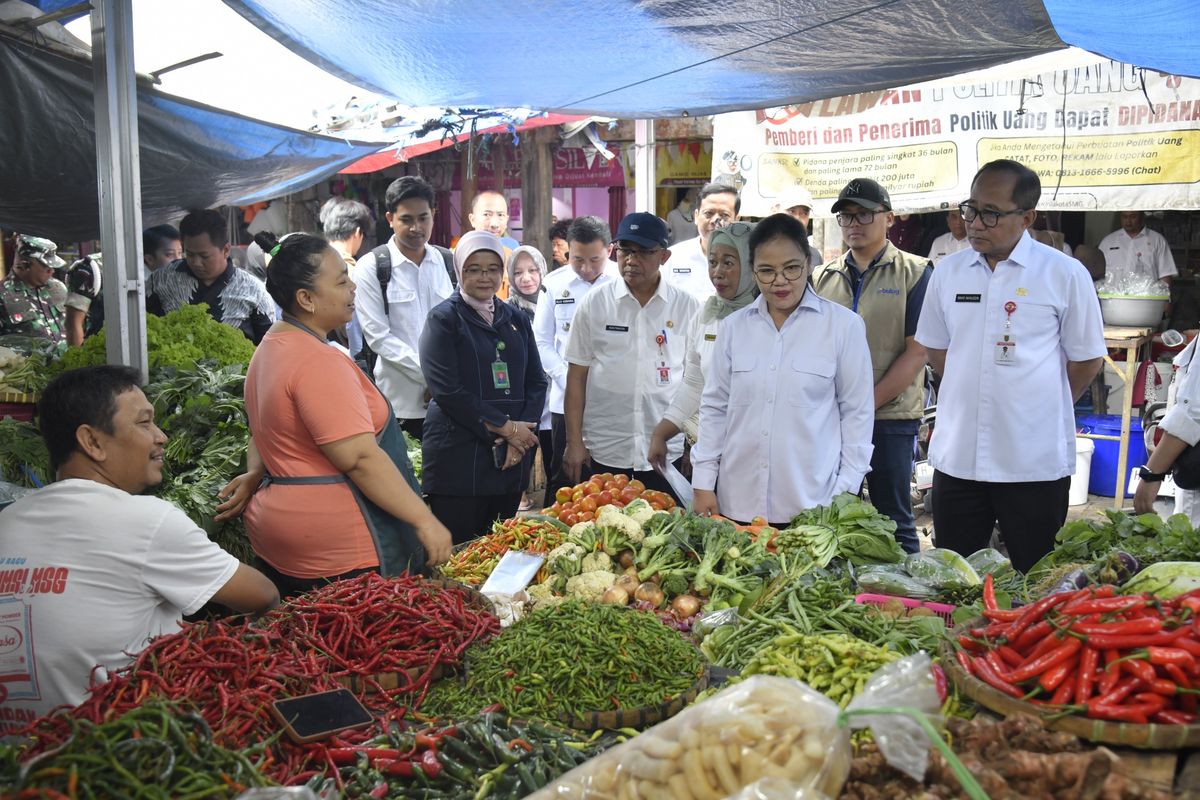 Wali Kota (Walkot) Semarang Agustina Wilujeng menyisir pasar tradisional hingga ritel modern guna memastikan stabilitas pasokan jelang Lebarang 2026 di jantung ekonomi Kota Semarang, Rabu (4/3/2026).
