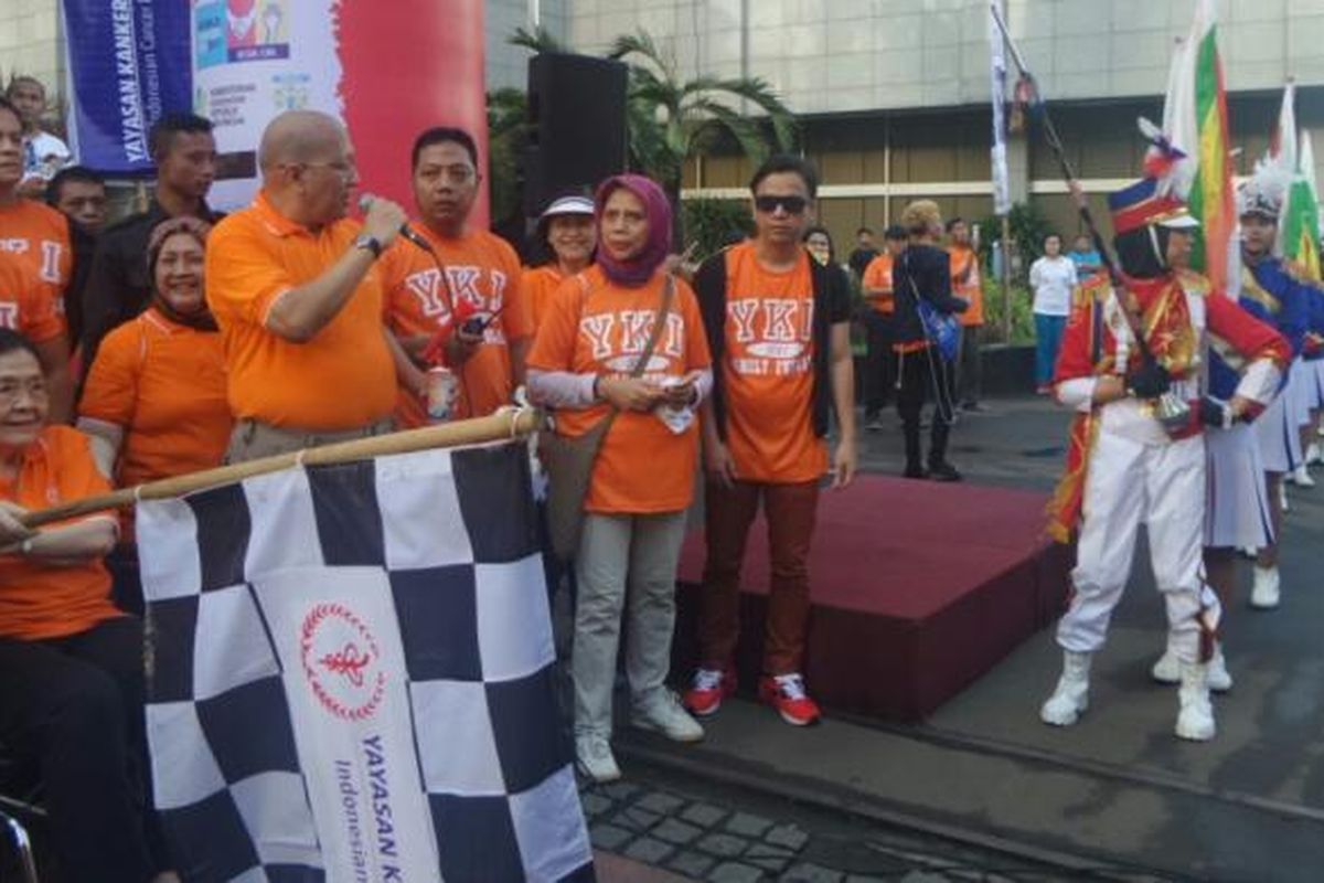 Pendiri Yayasan Kanker Indonesia Karlinah Djaja Atmadja membuka acara funwalk, Minggu (26/2/2017). 