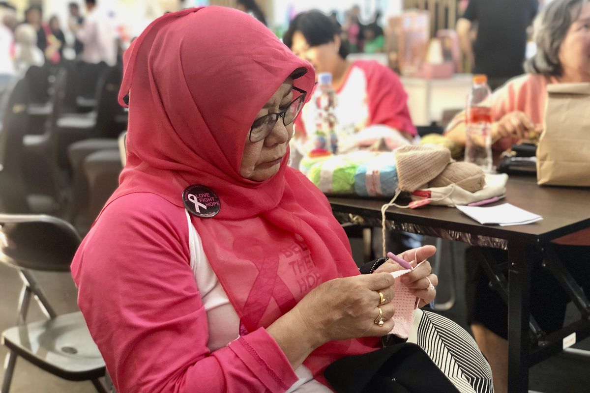 Salah satu anggota dari komunitas Knitted Knockers Indonesia untuk membuat payudara buatan berbasis rajutan