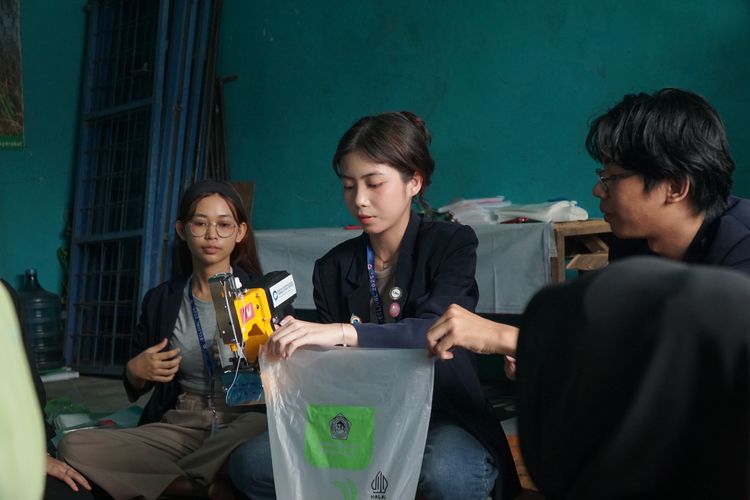 Politeknik Multimedia Nusantara (MNP) mendampingi petani Desa Sukawali melalui program pengabdian masyarakat.