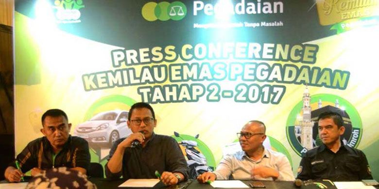 Jajaran direksi Pegadaian dalam sesi konferensi pers Kemilau Emas Pegadaian 2017 Tahap II yang berlangsung pada Sabtu (16/12/2017) malam di One Belpark Mall, Pondok Labu, Jakarta Selatan. (KOMPAS.COM/Priskilla Gerardine)