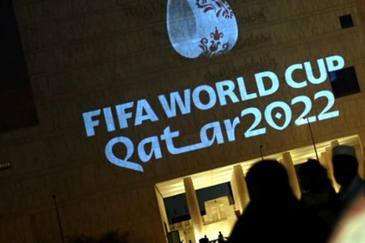 Logo Piala Dunia 2022 terlihat di salah satu bangunan di Qatar. Pesta sepak bola terakbar itu bakal berlangsung mulai Minggu (20/11/2022). Opening ceremony atau upacara pembukaan Piala Dunia 2022 bakal digelar di Stadion Al Bayt dengan salah satu penampilnya adalah member BTS, Jeon Jung-kook alias Jungkook. Artikel ini berisi ? Cara nonton link live streaming Piala Dunia 2022.