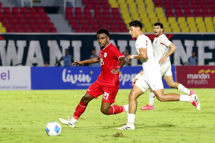 Pemain Timnas U20 Indonesia Muhammad Iqbal Geijangge melewati pemain Yordania saat turnamen internasional Challenge Series 2025 yang berakhir dengan skor 0-1 di Stadion Gelora Delta Sidoarjo, Jumat (24/1/2025) malam.