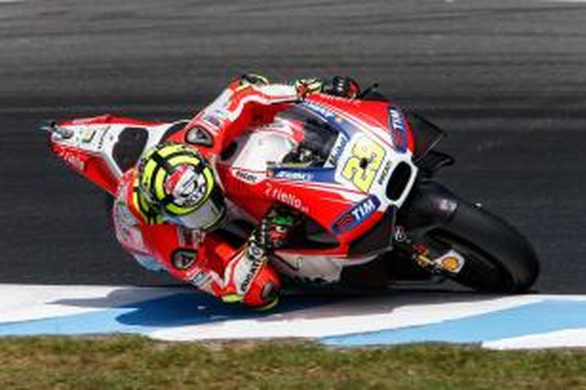 Pebalap Ducati asal Italia, Andrea Iannone, memacu motornya pada sesi latihan bebas ketiga GP Valencia di Sirkuit Ricardo Tormo, Sabtu (7/11/2015).