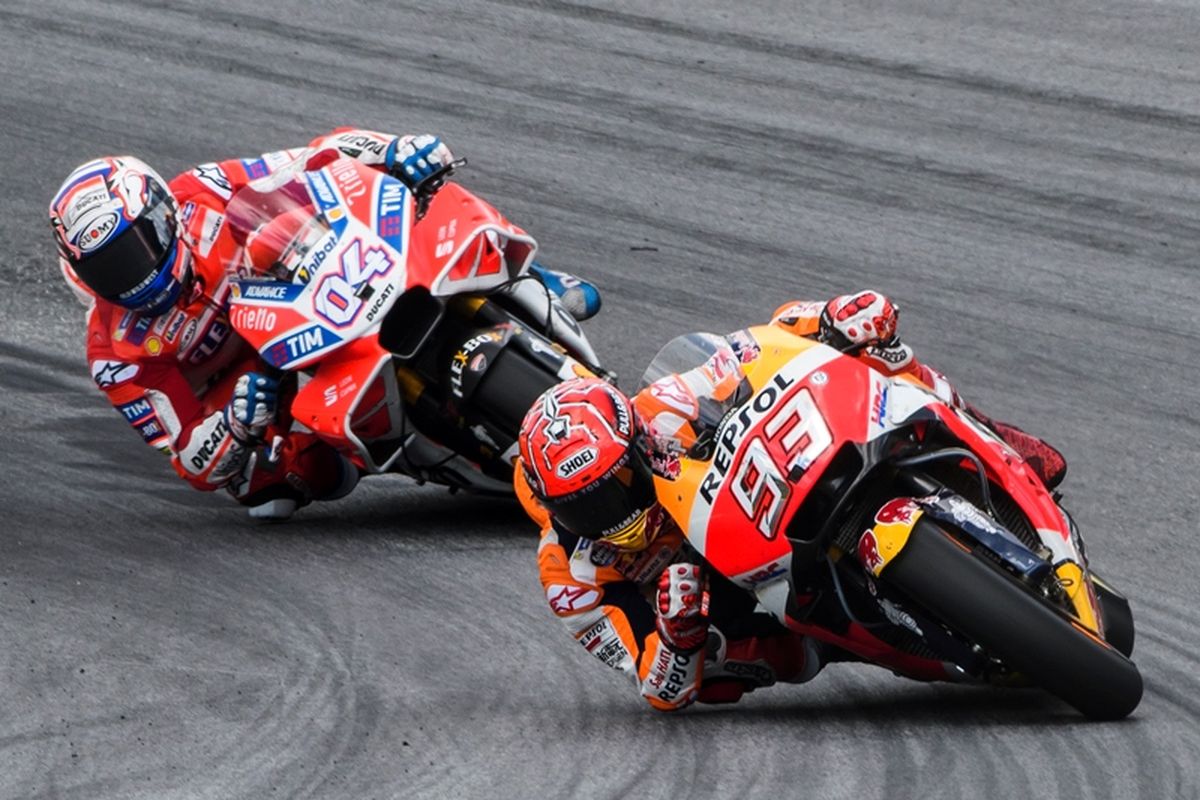 Pebalap Repsol Honda, Marc Marquez (kanan) dan pebalap Ducati, Andrea Dovizioso, bertarung dalam balapan GP Austria di Sirkuit Red Bull Ring, Spielberg, Austria, 13 Agustus 2017.
