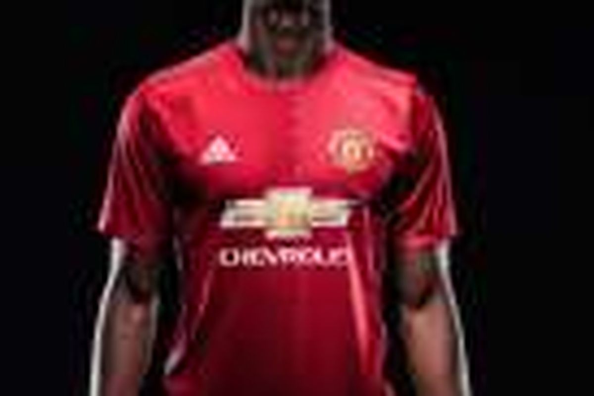 Paul Pogba resmi berseragam Manchester United, Senin (8/8/2016). 