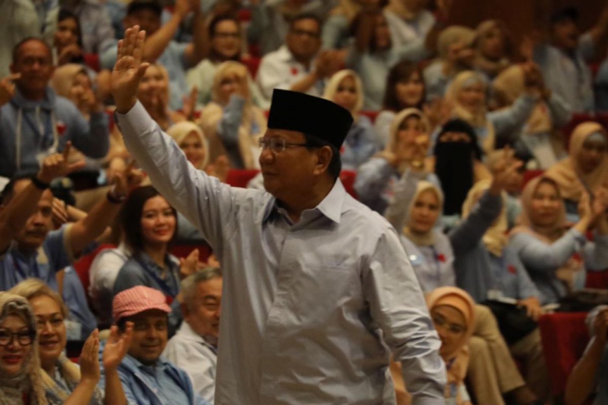 Calon presiden nomor urut 02 Prabowo Subianto dalam acara deklarasi dukungan Komunitas Rabu Biru Indonesia di kediaman Prabowo, Desa Bojong Koneng, Bukit Hambalang, Babakan Madang, Kabupaten Bogor, Jawa Barat, Rabu (20/2/2019).