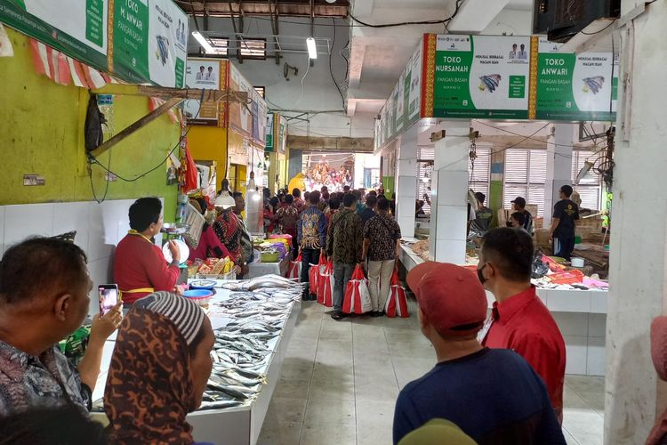 Suasana pemberian bantuan dari Presiden Joko Widodo (Jokowi) di Pasar Merdeka Samarinda, Kalimantan Timur, Kamis (21/9/2023).
