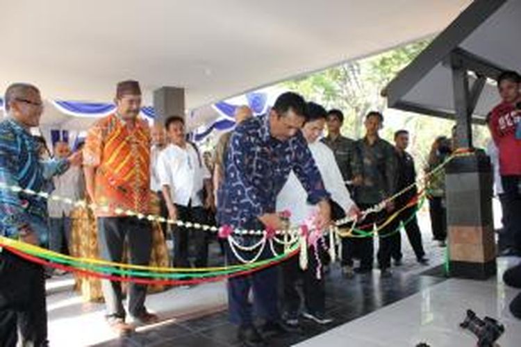 Walikota Madiun Irianto (kiri) dan Direktur Utama RNI Ismed Hasan Putro saat meresmikan SMK Gula Rajawali Madiun