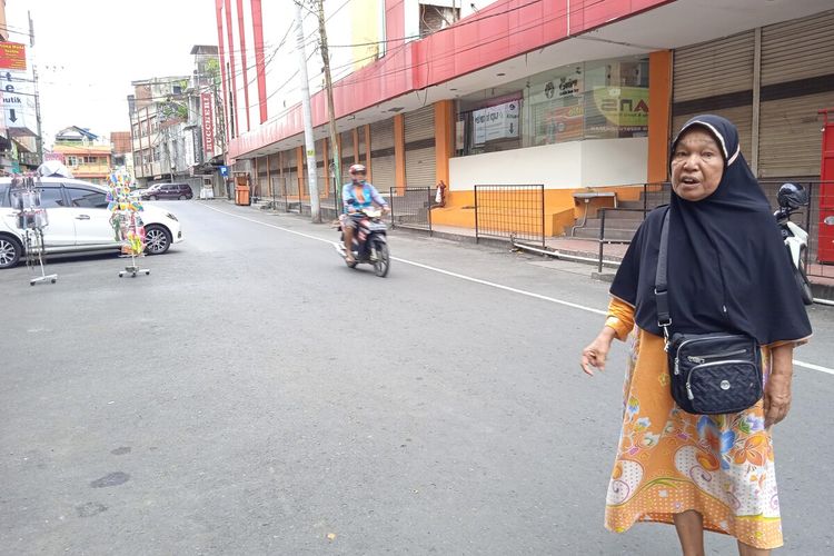 Musna (63) pedagang tas di Lorong Simpur menyesalkan pemerintah yang meminta para pedagang untuk tutup.