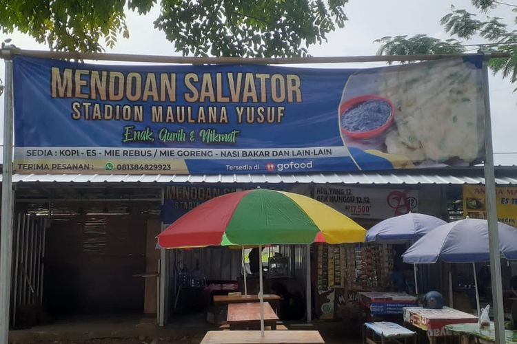 Warung tempe mendoan Salvator di Kawasan Stadion Maulana Yusuf Kota Serang, Banten tutup imbas dari produsen mogok produksi selama empat hari.