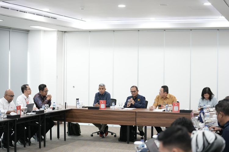 Badan Pengatur Hilir Minyak dan Gas Bumi (BPH Migas) mengecek sarana dan fasilitas ruas transmisi metering regulator stations (MRS) milik PT Berkah Kawasan Manyar Sejahtera (BKMS) di Gresik, Kamis (1/8/2024). 