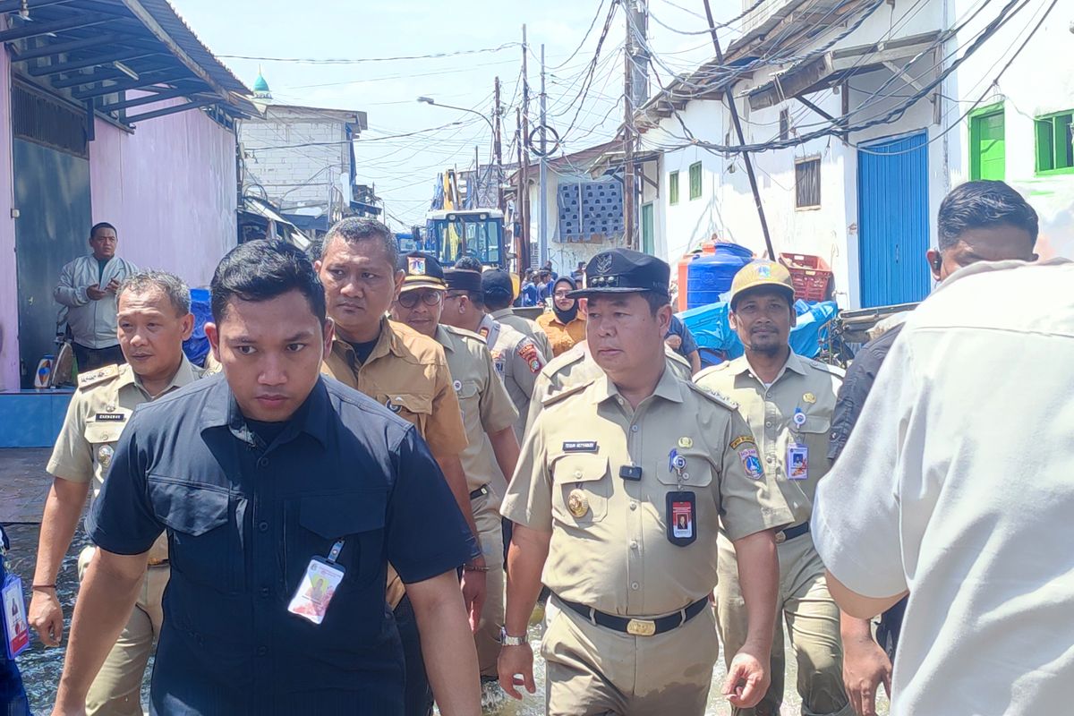 Pj Gubernur Jakarta Menerjang Arus Banjir Rob di Muara Angke