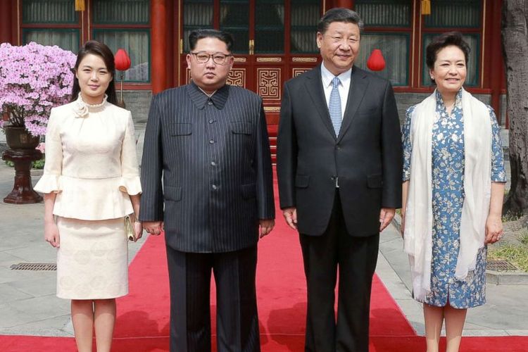 Penampilan istri Kim Jong Un saat kunjungan ke China