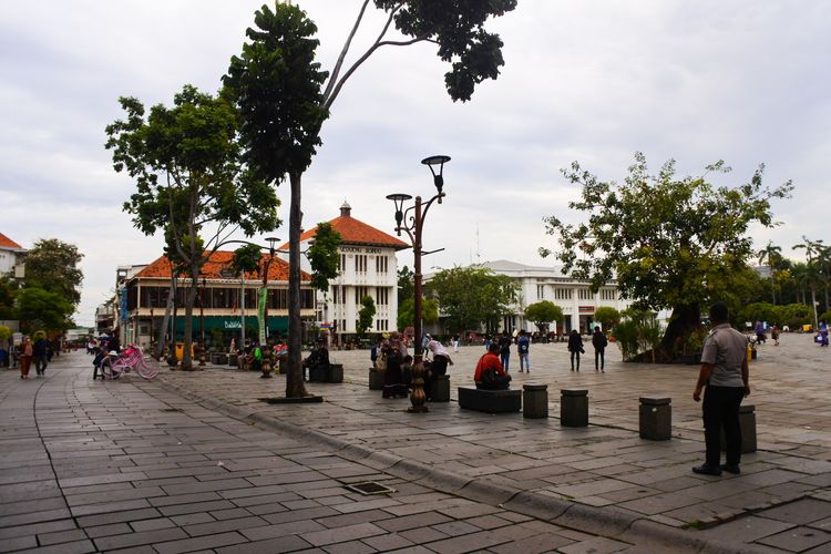 Kawasan wisata Kota Tua sudah dibuka kembali sejak akhir Oktober 2021. Namun, hingga saat ini kawasan wisata tersebut terpantau masih sepi pengunjung, Jakarta, Rabu (10/11/2021).