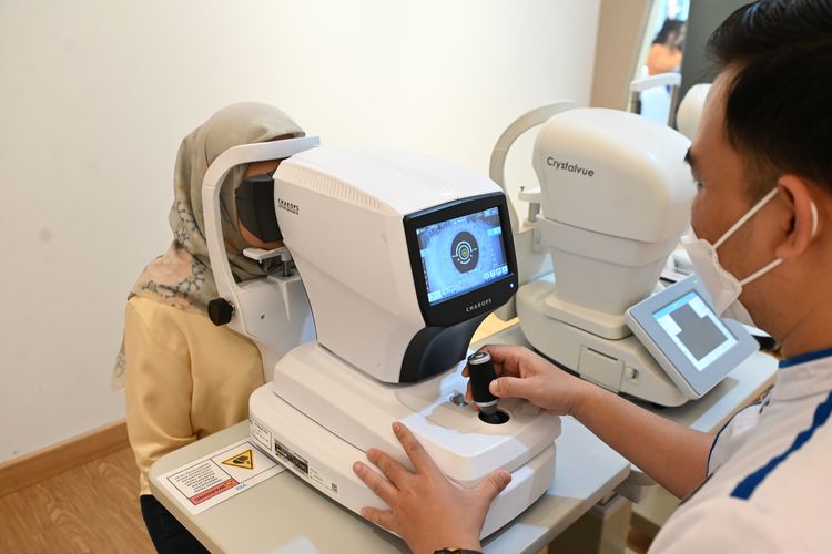 Ilustrasi pemeriksaan mata di VIO Optical Clinic.