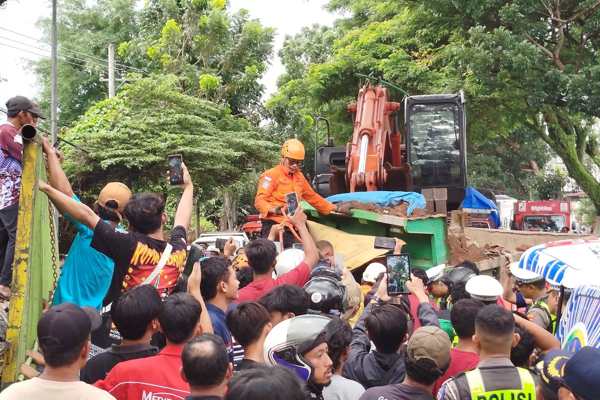 Petugas Basarnas saat berupaya mengevakuasi korban kecelakaan beruntun di jalur Banyuwangi-Jember, Kamis (22/1/2026).