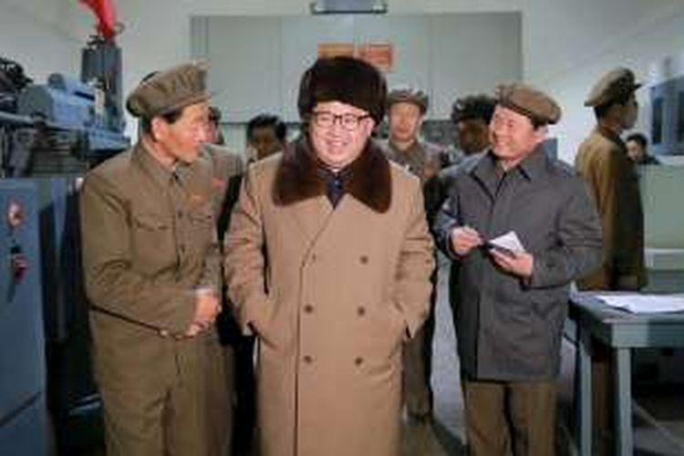 Kim Jong Un tersenyum dalam sebuah kunjungan ke sebuah lokasi di Pyongyang.