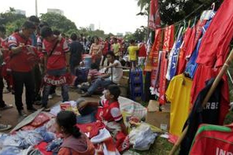 Para suporter Indonesia Dream Team dan Arsenal sudah menyesaki Stadion Utama Gelora Bung Karno sejak siang, sebelum laga kedua tim pada Minggu 914/7/2013) malam. Sebagian penonton juga terpaksa membeli tiket dari calo.