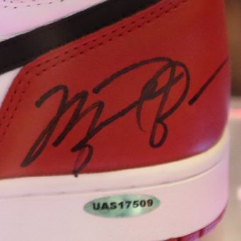 Tanda tangan megabintang NBA Michael Jordan pada sepatu Nike Air Jordan yang dipamerkan pada salah satu gerai di ajang Sneakerpeak Vol. 2 di Lippo Mall Kemang, Jakarta, Jumat (17/11/2017)