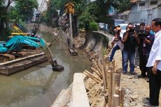 Jokowi Harap Normalisasi Sungai dan Waduk Selamatkan Istana