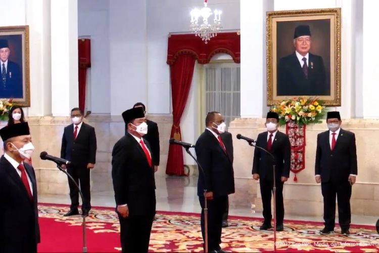 Indonesian President Joko Widodo inaugurates new ministers and deputy ministers at the State Palace, Jakarta, on Wednesday, June 15, 2022.  