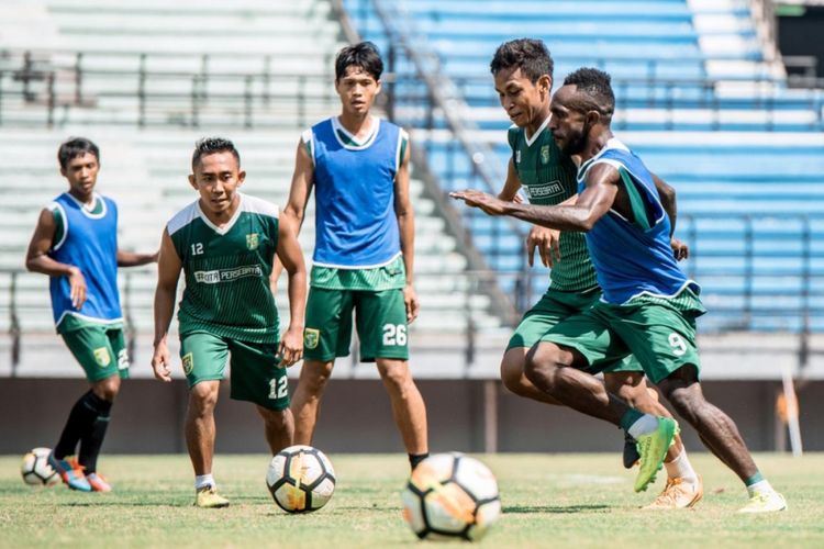 Para pemain Persebaya Surabaya berlatih di Stadion Gelora Bung Tomo.