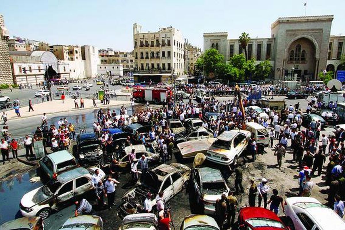 Ledakan keras yang terjadi di dekat sebuah pasar dan Istana Keadilan, kompleks kantor pengadilan di Damaskus, Suriah, Kamis (28/6), menyisakan bangkai-bangkai mobil bekas terbakar. Media setempat melaporkan, sedikitnya tiga orang terluka dan sekitar 20 mobil rusak. Gelombang kekerasan terus terjadi di Suriah, termasuk di kawasan ibu kota Damaskus. 
