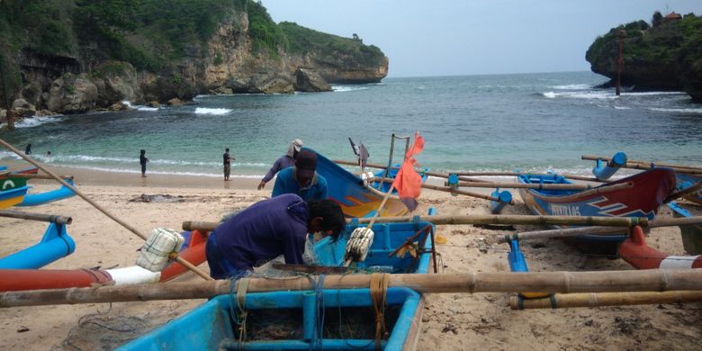 Nelayan Pantai Gesing, Kecamatan Panggang, Gunungkidul, DI Yogyakarta tengah memperbaiki jaring, Kamis (13/12/2018).