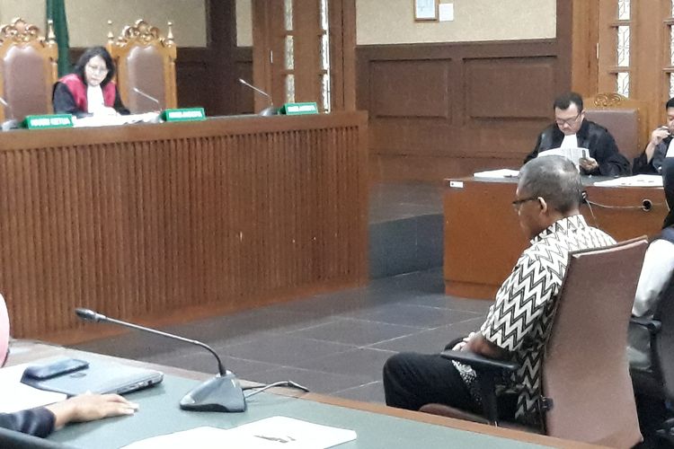 Kepala Satuan Kerja Sistem Penyediaan Air Minum (SPAM) Strategis Direktorat Jenderal Cipta Karya Kementerian Pekerjaan Umum dan Perumahan Rakyat Anggiat Partunggul Nahat Simaremare duduk di kursi terdakwa di Pengadilan Tipikor Jakarta, Rabu (15/5/2019).
