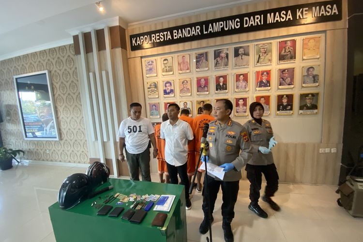 Kapolresta Bandar Lampung Kombes Ino Harianto memberikan keterangan pers terkait penangkapan komplotan pelaku pencurian pecah kaca yang menggondol uang Rp 800 juta, Selasa (11/4/2023).
