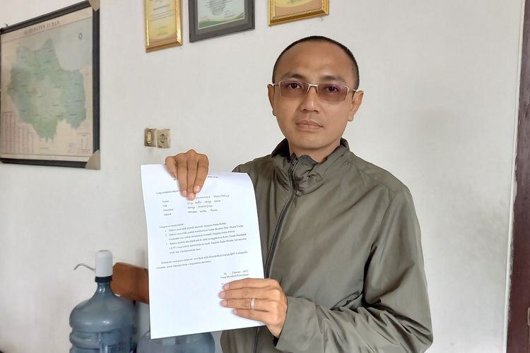 Dion Fajar Arianto, wartawan Trans Tv di Tuban, Jawa Timur, yang identitasnya terdaftar pada Sipol KPU membuat pengaduan keberatan ke Bawaslu Tuban.