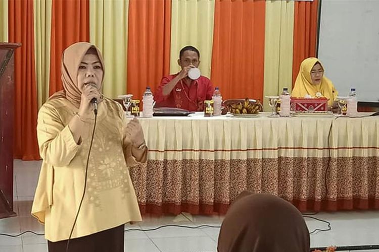 Idah Syahidah, Ketua Tim Asistensi Komisi Penanggulangan AIDS (KPA) Provinsi Gorontalo saat melakukan edukasi di sekolah