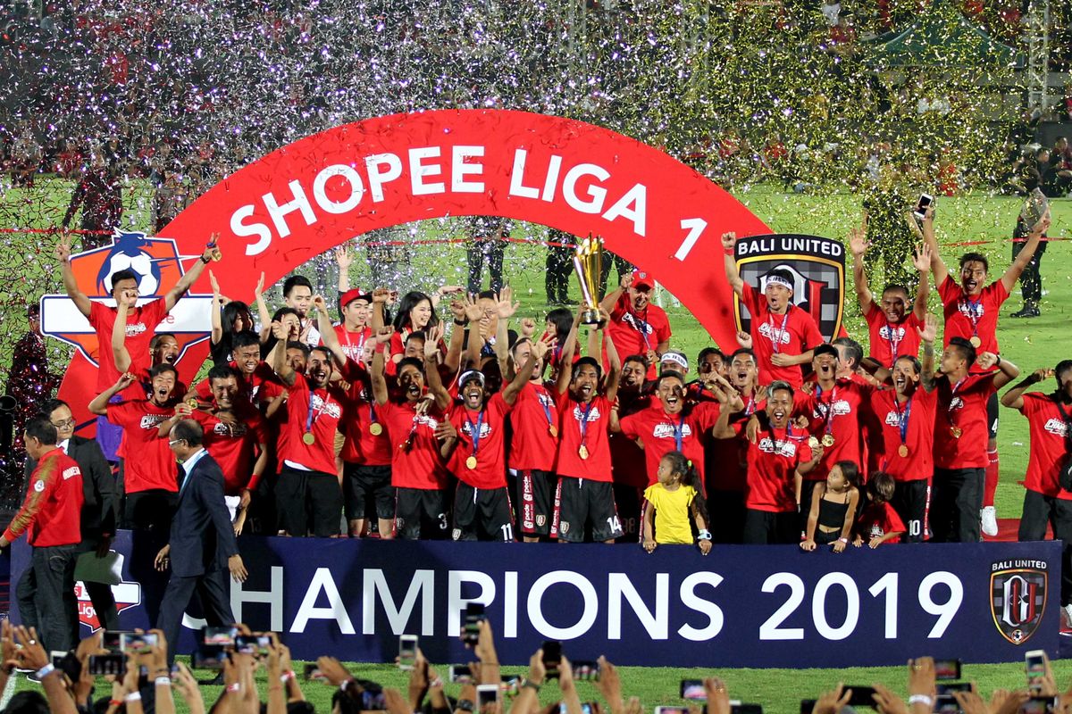 Pemain, official dan manajemen Bali United merayakan juara Liga 1 2019 di Stadion Kapten I Wayan Dipta Gianyar, Bali, Minggu (22/12/2019) malam.