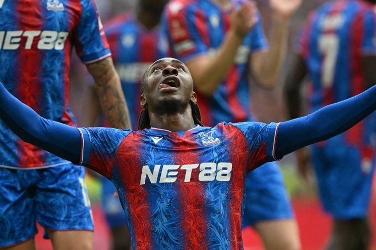 Penyerang Crystal Palace Eberechi Eze merayakan setelah mencetak gol pembuka pada pertandingan semifinal Piala FA Inggris antara Crystal Palace dan Aton Villa di Stadion Wembley di London utara pada tanggal 26 April 2025.