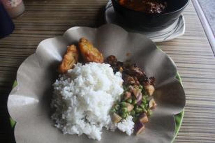 Nasi bersama lauk khas Lombok seperti beberek dan olahan gurita di Warung Dewi berlokasi di Gili Trawangan, Nusa Tenggara Barat. 