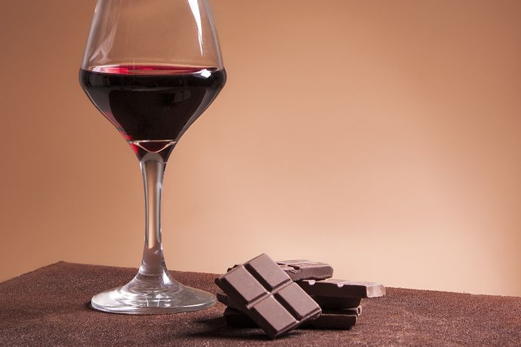 Ilustrasi anggur merah dan cokelat