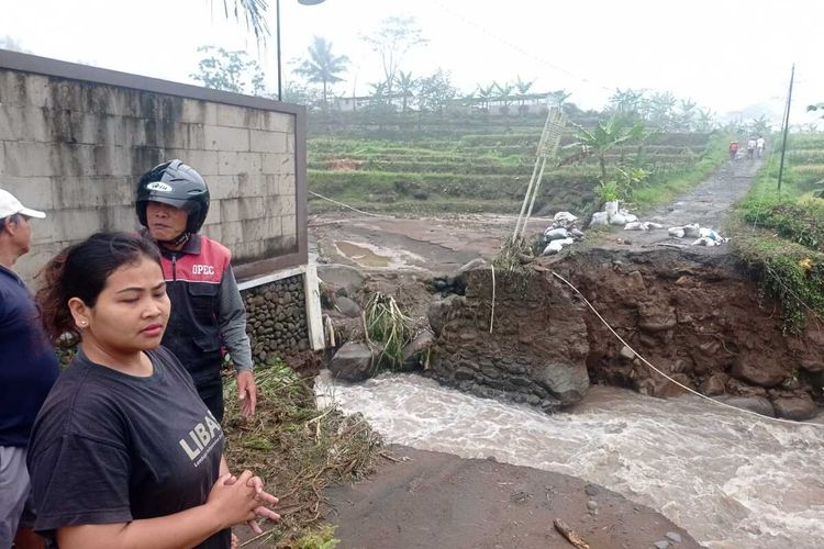 Kondisi jembatan di Dusun Legok Lor, Desa/Kecamatan Pekuncen, Kabupaten Banyumas, Jawa Tengah, yang putus akibat diterjamg banjir bandang, Senin (10/10/2022) pagi.