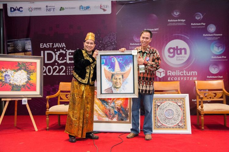 Pelukis yang hadir di acara IDCEX East Java 2022 menukar karyanya dengan barter aset digital GTN. 