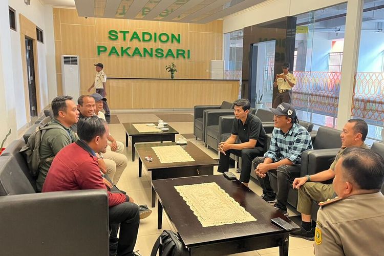 Motovlogger Bemskuy (kaus berkerah hitam) dan rekannya (bertopi) meminta maaf atas video rekayasa yang mereka buat terkait tindakan asusila di Stadion Pakansari, Kabupaten Bogor, Jawa Barat. Permintaan maaf itu disampaikan keduanya saat pertemuan dengan jajaran Pemkab Bogor di ruang VVIP, Stadion Pakansari, Cibinong, Kabupaten Bogor, Selasa (22/7/2025).