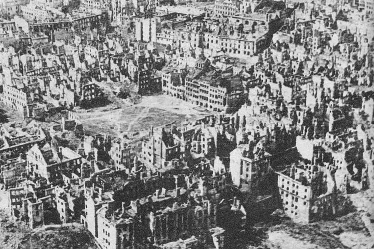 Kota Warsawa, Polandia yang hancur lebur akibat Perang Dunia II.