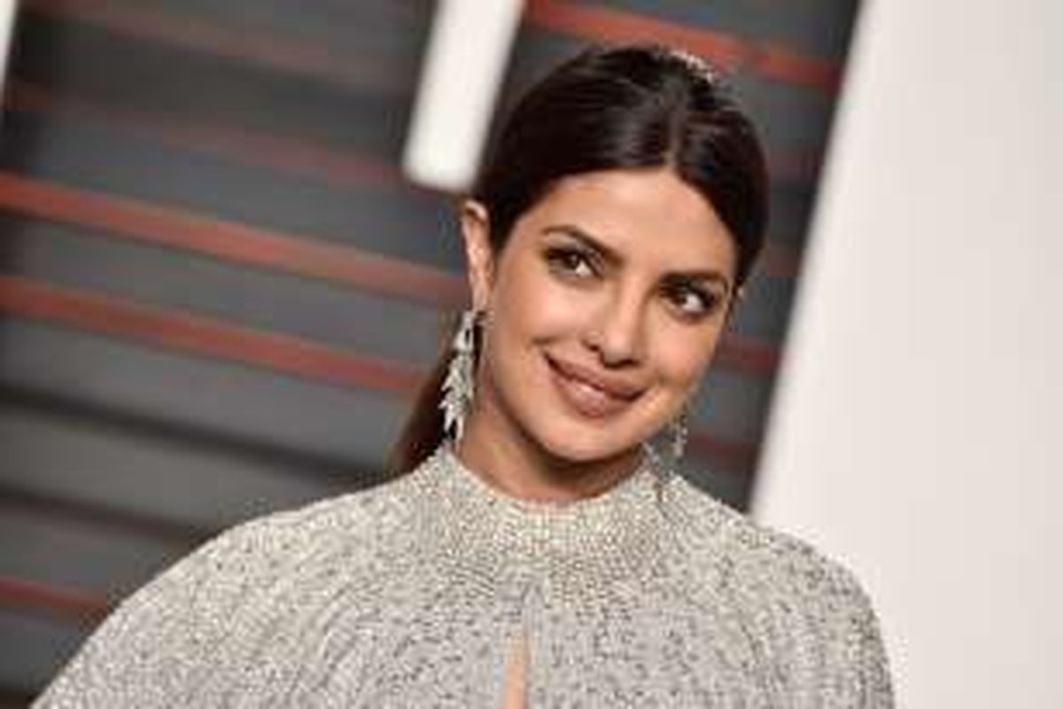 Aktris Priyanka Chopra tiba di Vaniy Fair Oscar Party di Wallis Annenberg Center for the Performing Arts, Beverly Hills, California, MInggu (28/2/2016).