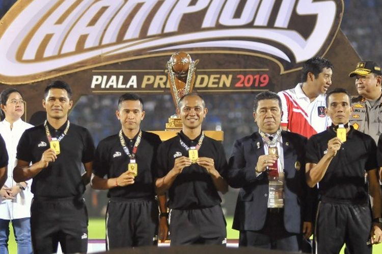 Wasit Oki Dwi Putra (tengah) pada Final Piala Presiden 2019, Senin (15/4/2019)