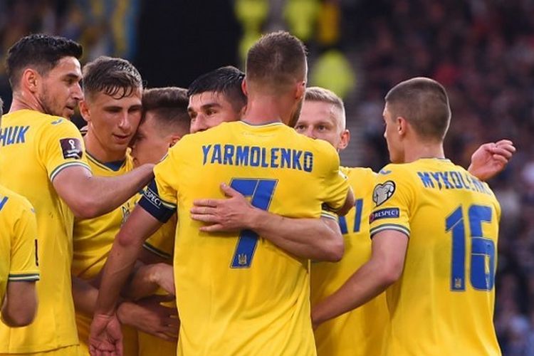 Pemain Ukraina merayakan gol Andrii Yarmolenko (33') dalam laga Skotlandia vs Ukraina, Kamis (2/6/2022) dini hari WIB di Stadion Hampden Park.