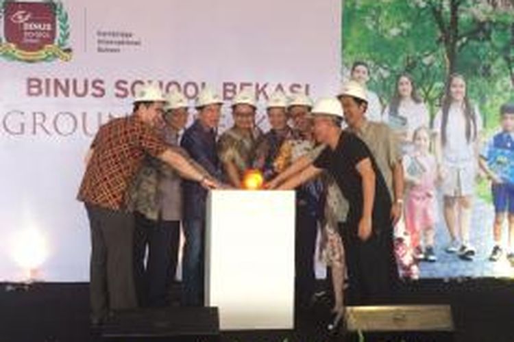 Penekanan sirene sebagai simbol dimulainya pembangunan Binus School Bekasi di kawasan Perumahan Vida, Bekasi, Kamis (20/8/2015).