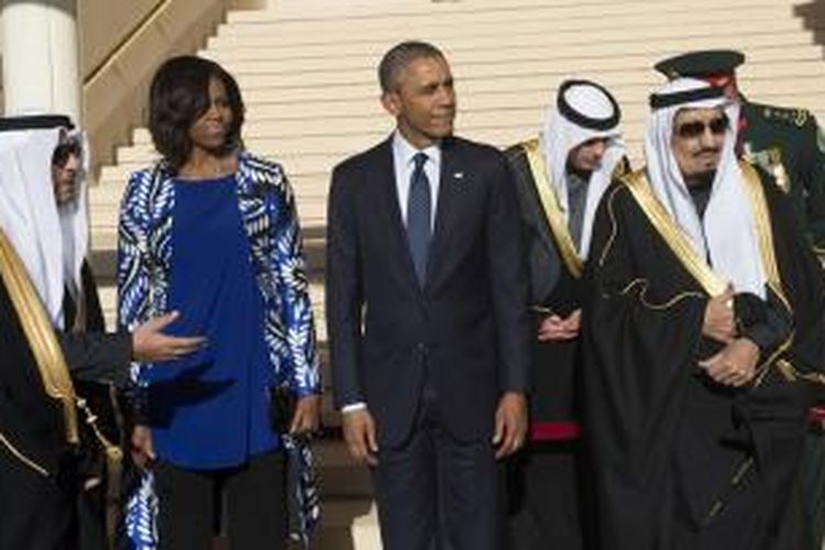 Presiden AS Barack Obama dan istrinya, Michelle disambut Raja Salman dari Arab Saudi begitu mendarat di bandara internasional Riyadh, Selasa (27/1/2015).