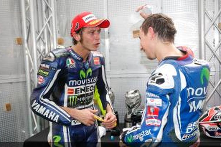 Pebalap Movistar Yamaha asal Italia, Valentino Rossi (kiri), dan rekan satu timnya asal Spanyol, Jorge Lorenzo, berbicara di belakang podium Sirkuit Sepang setelah menyelesaikan balapan GP Malaysia, Minggu (26/10/2014).